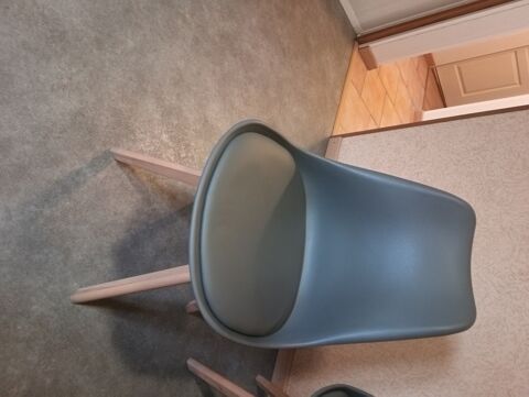 Chaise design plastique gris et bois 0 Bazas (33)