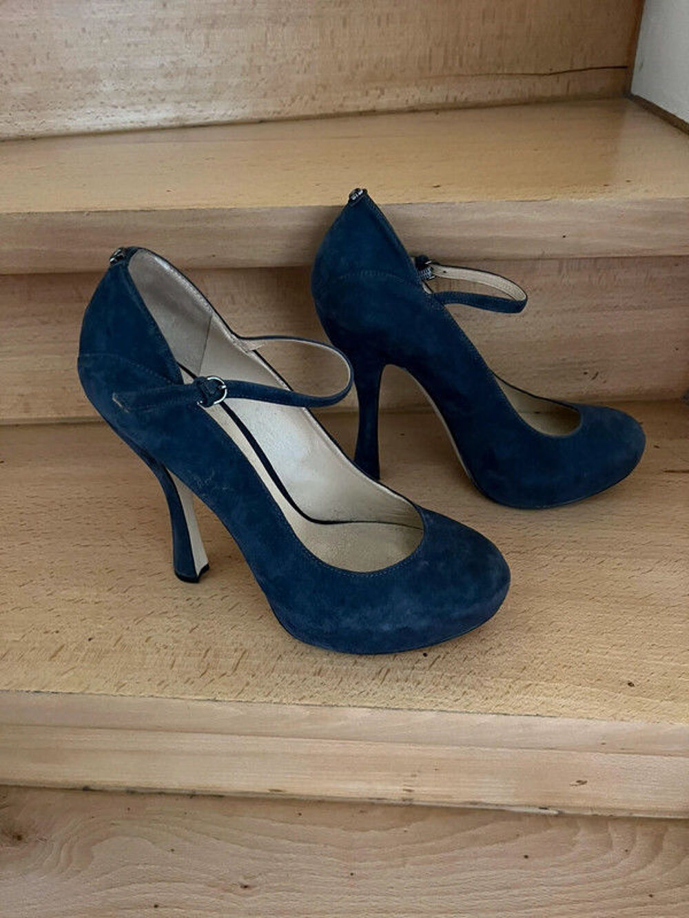 ESCARPINS BLEU DAIM COMPENSE GUESS Chaussures