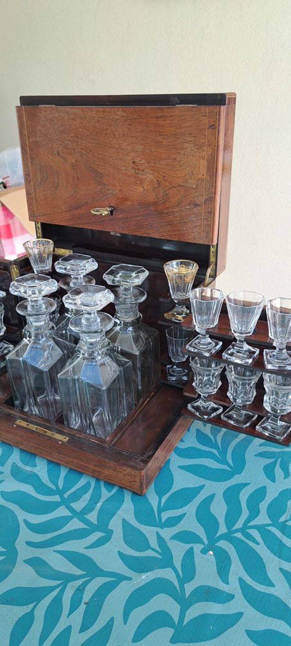 Une cave &agrave; liqueurs ancienne 