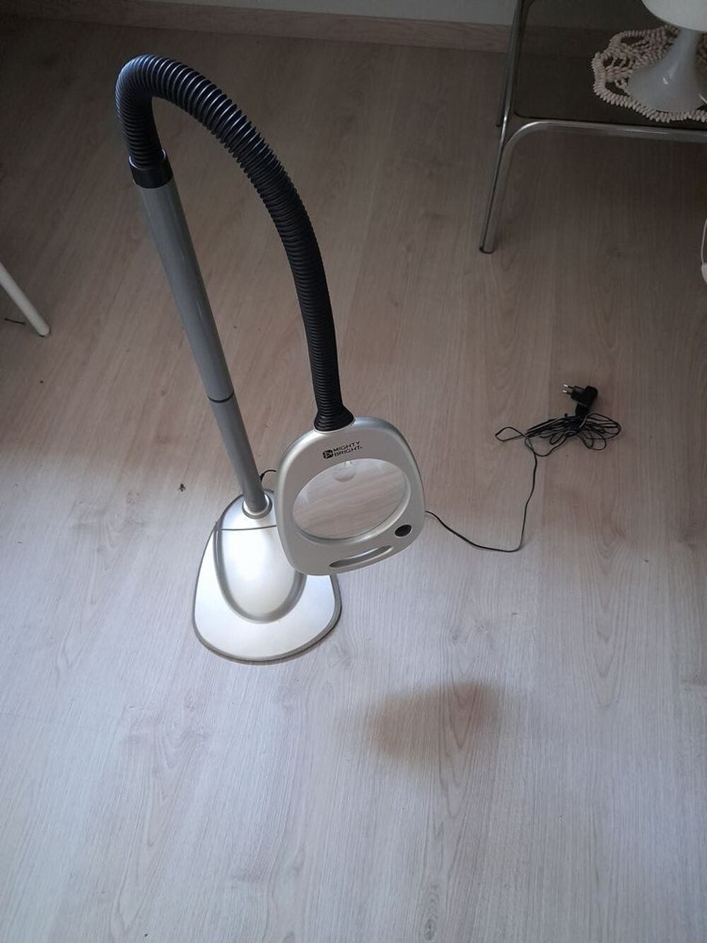 loupe &eacute;clairante sur pied Meubles