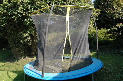 Un Trampoline en bon �tat de jeux de 2M 40 Brutelles (80)
