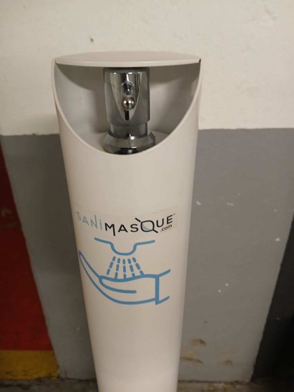 BORNE POUR GEL HYDROALCOLIQUE Bricolage