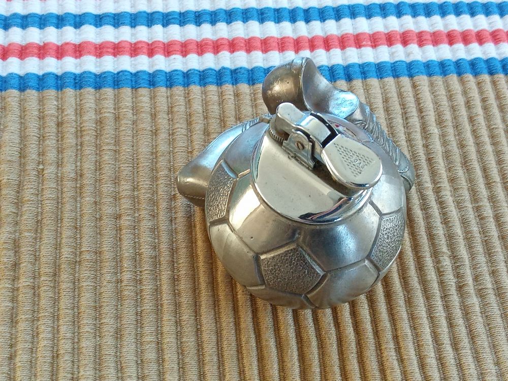 Briquet &agrave; gaz vintage &agrave; poser - ballon et chaussures foot 
