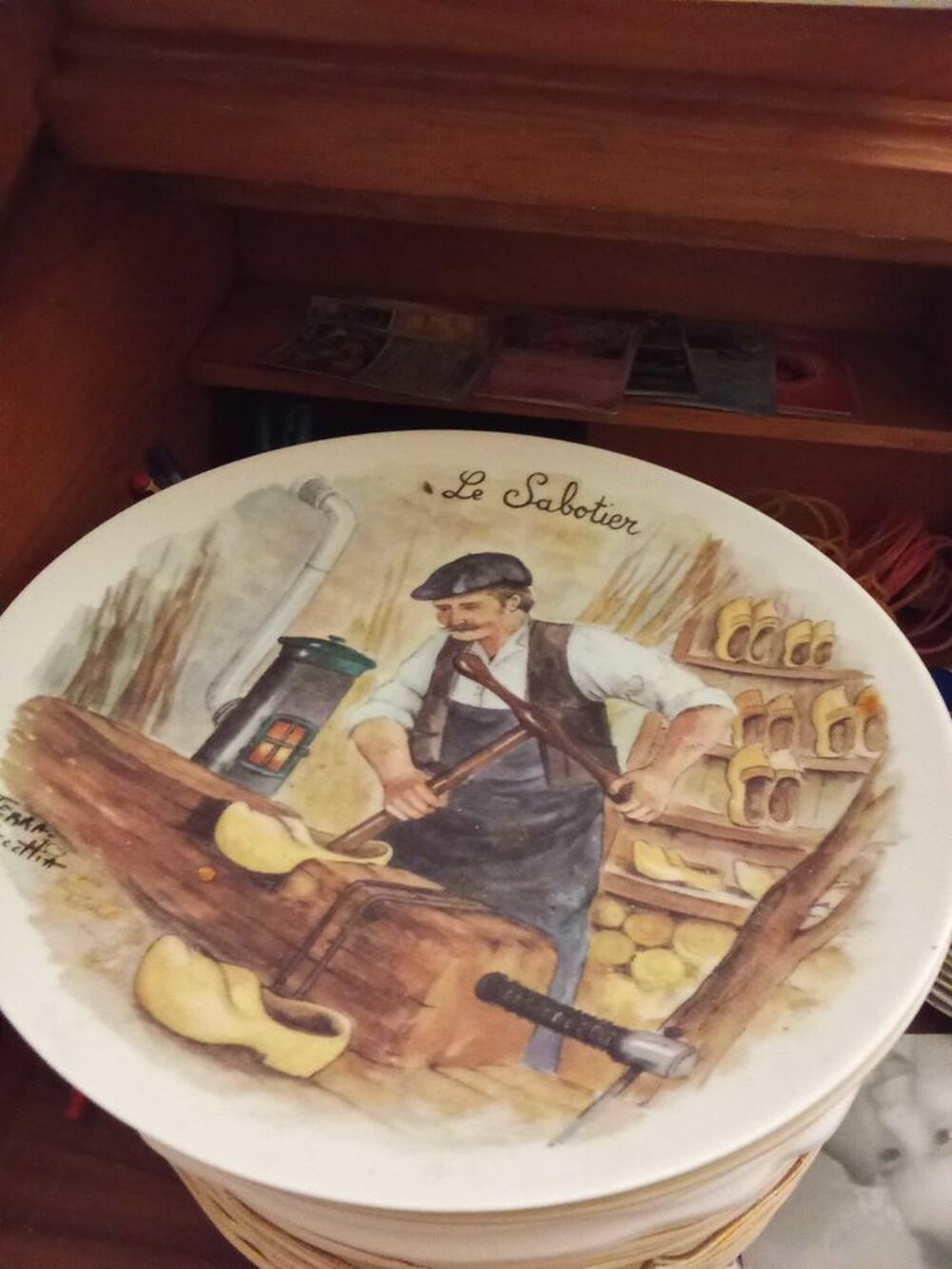 assiette en porcelaine d 'un sabotier 