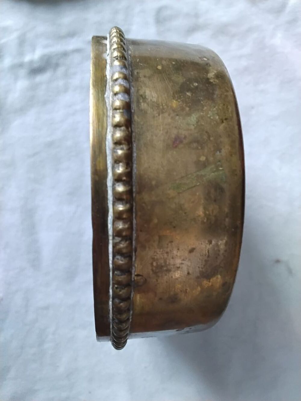 Boite ancienne en laiton grav&eacute;e. 