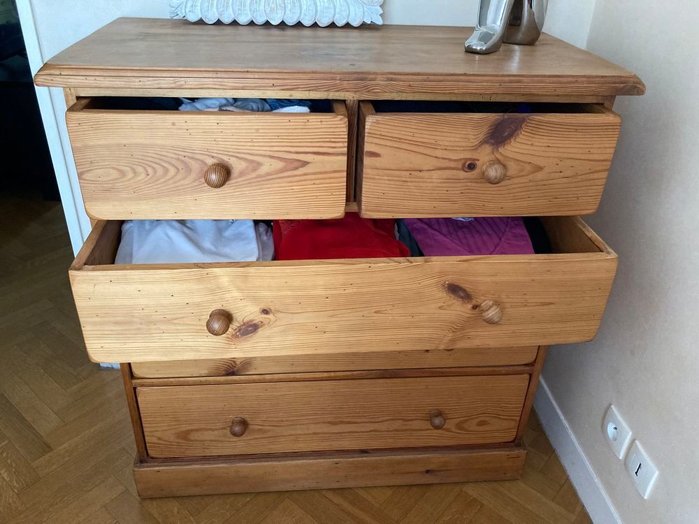 Commode 5 tiroirs en bois massif .
Meubles