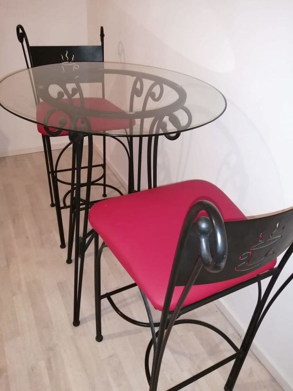 Table de bistrot avec deux chaises Meubles