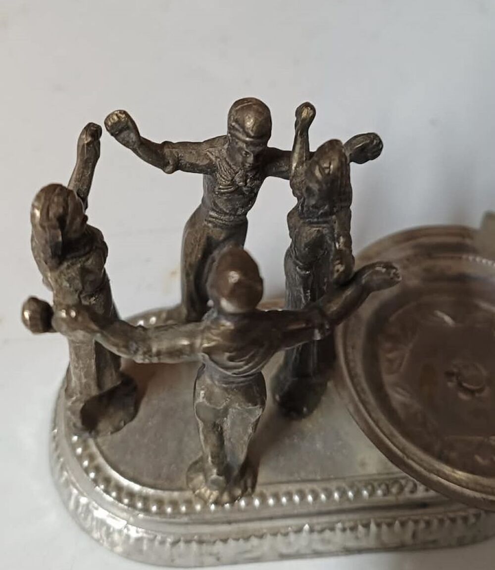 Cendrier ancien avec figurine 