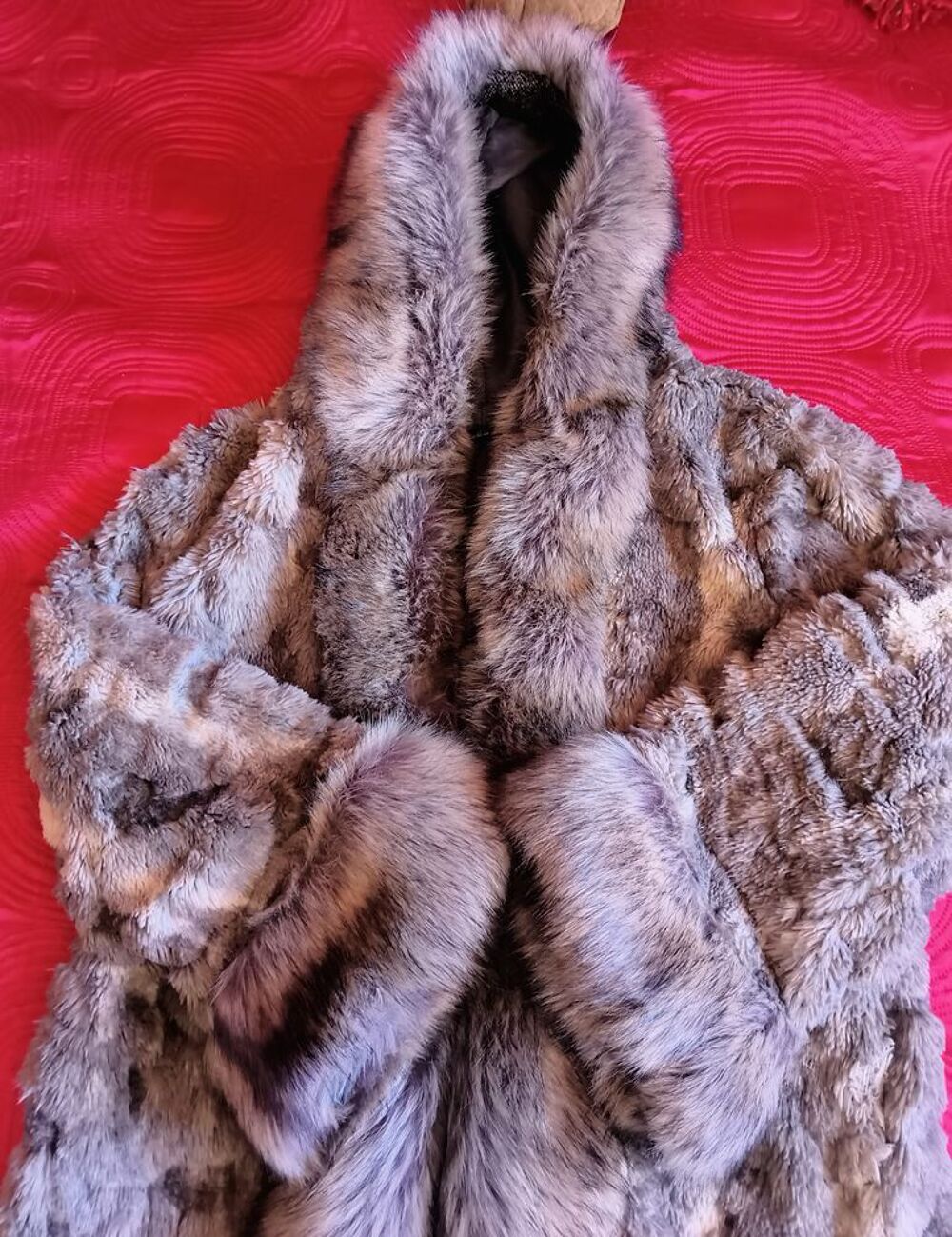 magnifique manteau mi-long en fausse fourrure Taille unique Vêtements