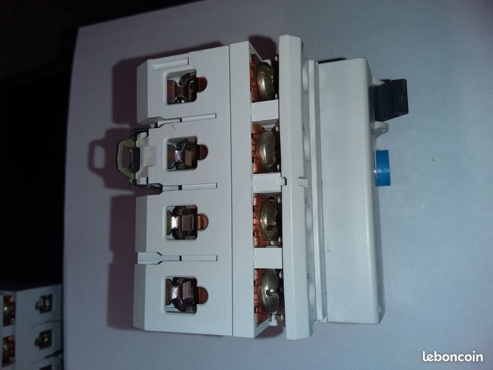 Interrupteur 25A 30mA t&eacute;trapolaire HAGER CD 725F Bricolage