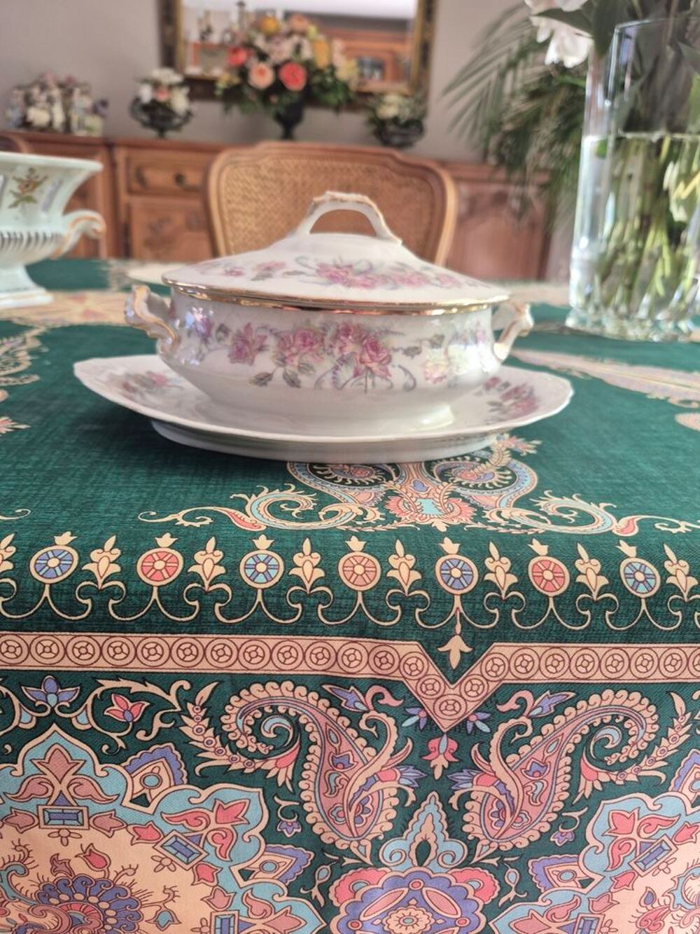 Sauci&egrave;re en porcelaine . Décoration