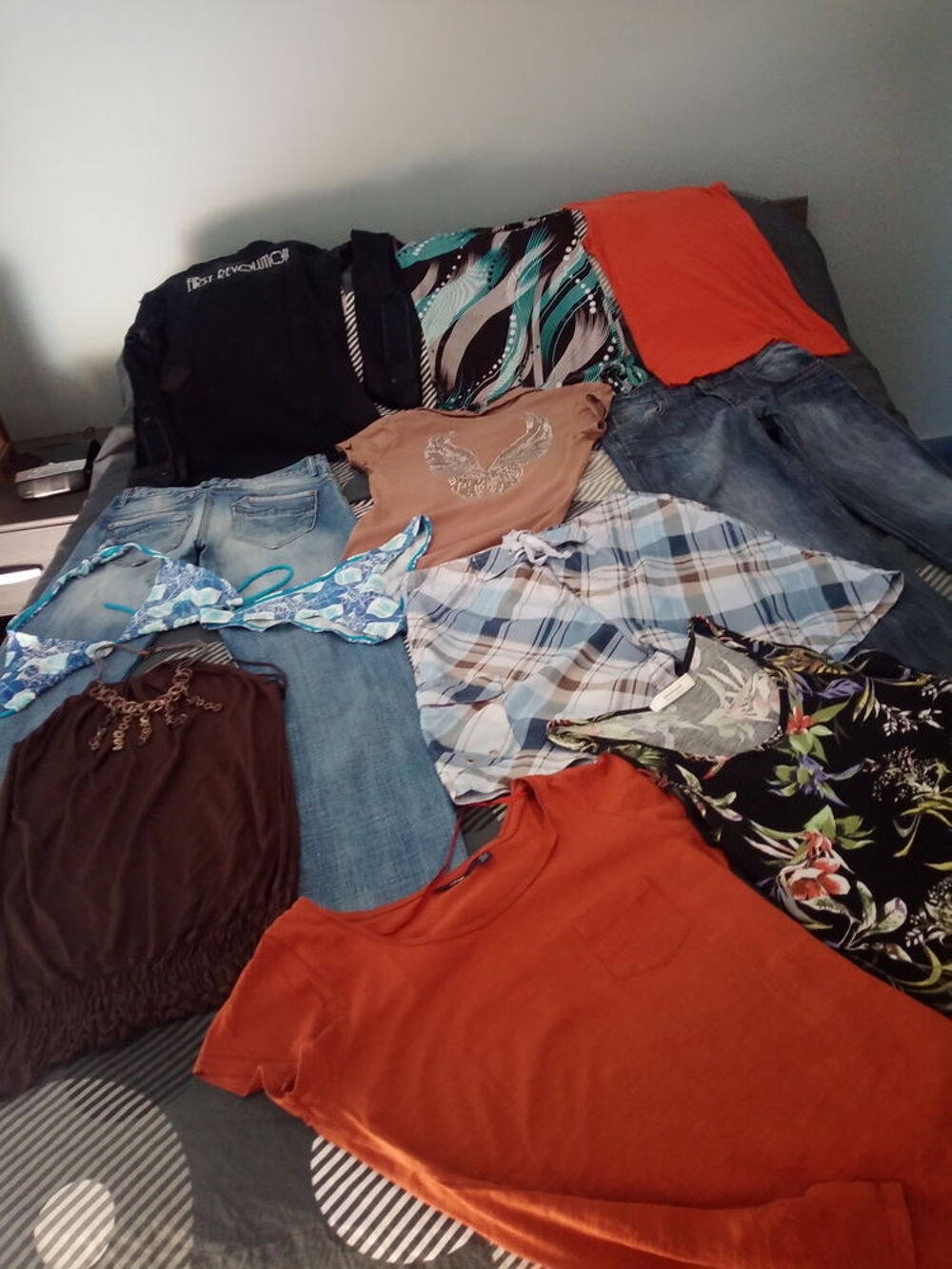 lot de 11 v&ecirc;tements, dont 1 jeans Kaporal, 1 jeans denim Vêtements