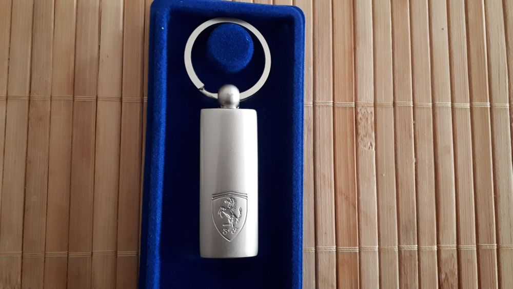 Porte cl&eacute;s officiel Ferrari neuf - 15 euros 