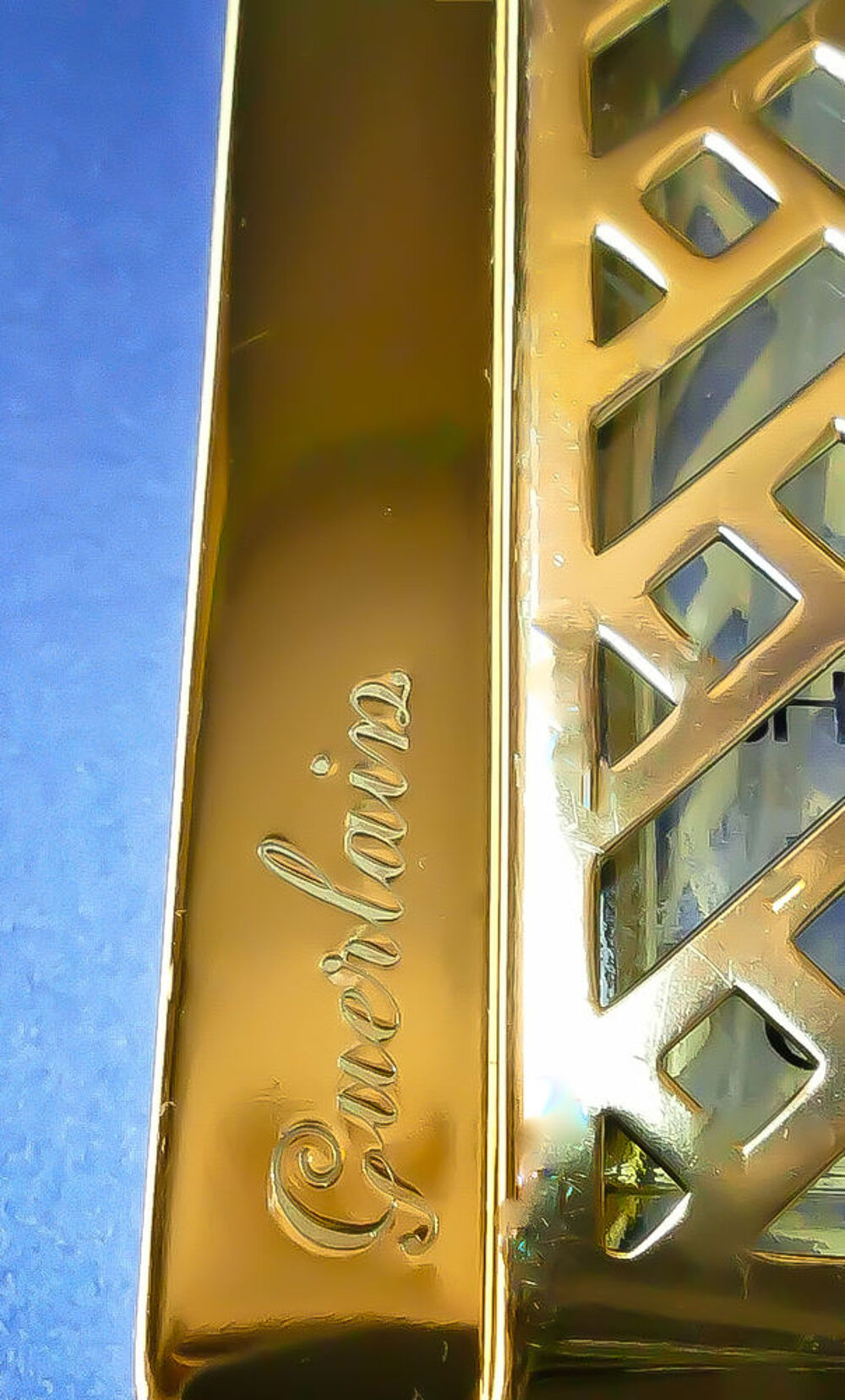 Coque de parfum Guerlain.
