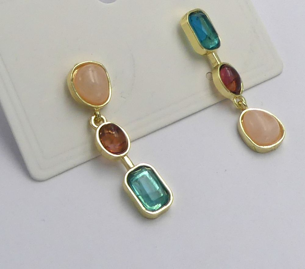 Boucles d'oreilles m&eacute;tal dor&eacute; et r&eacute;sine, asym&eacute;triques Bijoux et montres