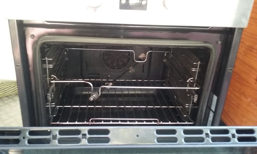 Four encastrable avec tourne-broche Electroménager
