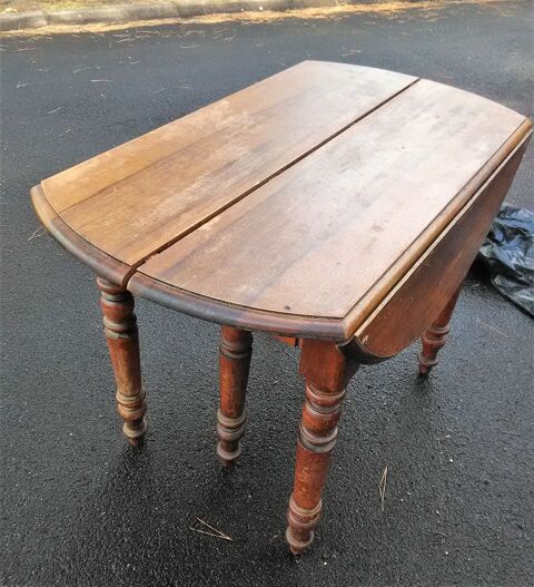 Table ronde acajou 2 rabattant en bon tat.
Diamtre 105 35 Saint-Georges-de-Didonne (17)