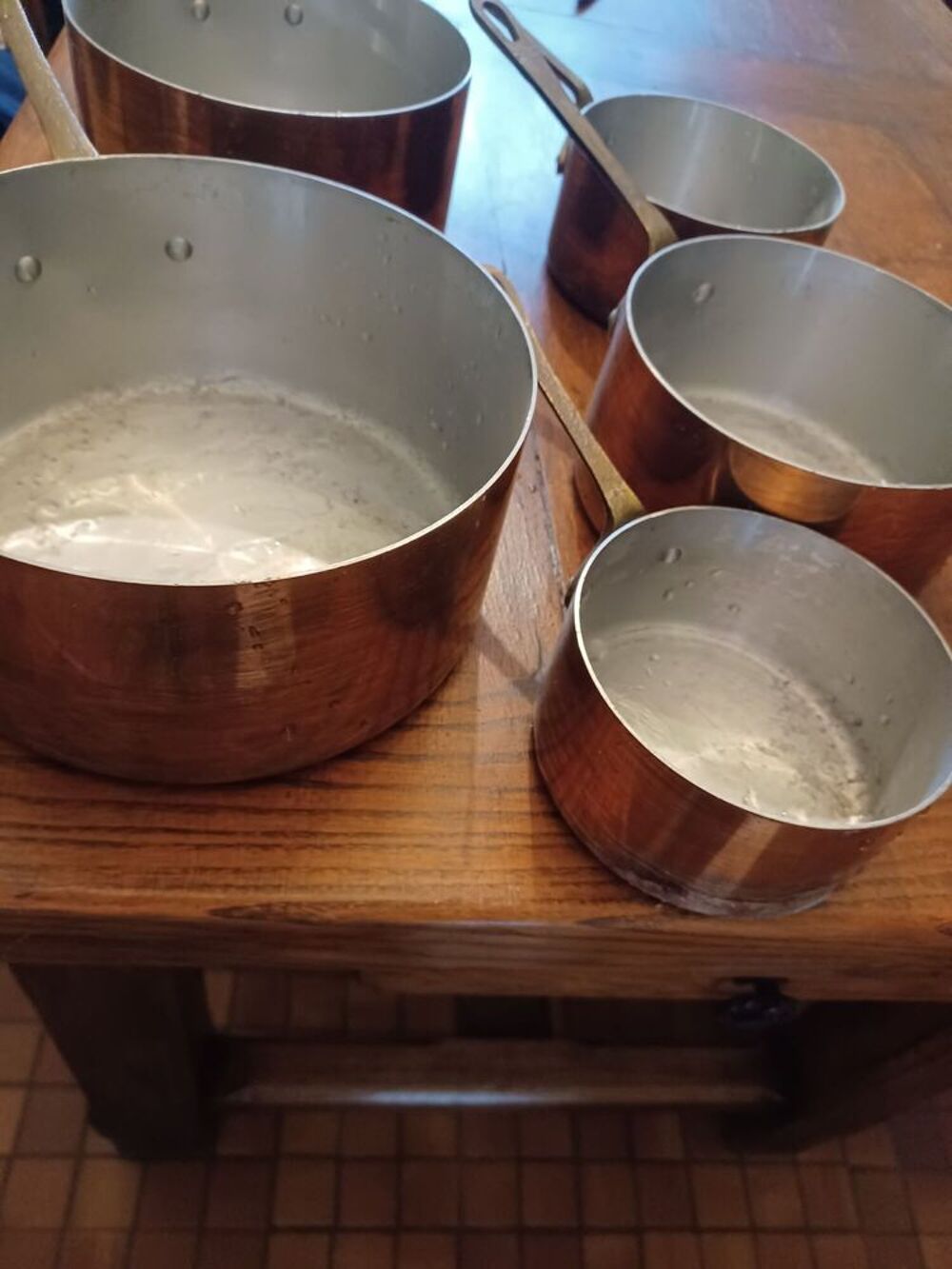 5 casseroles en cuivre Décoration