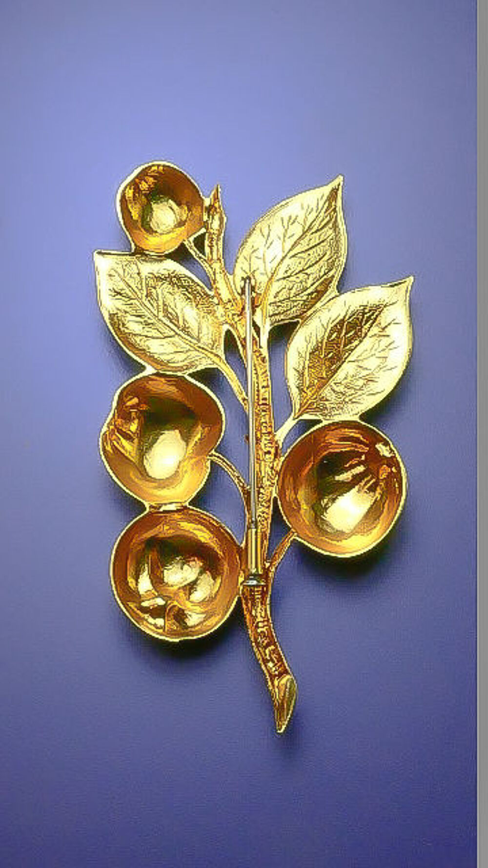 Belle broche en laiton dor&eacute; Bijoux et montres