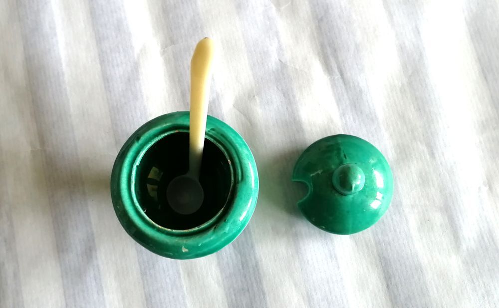 1 dessous de plat, 2 dessous de bouteille, 1 pot &agrave; moutard Décoration