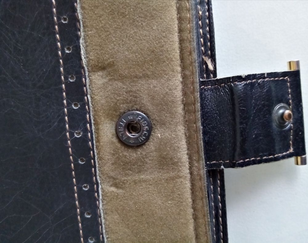 Porte feuilles en cuir, excellent &eacute;tat. Maroquinerie