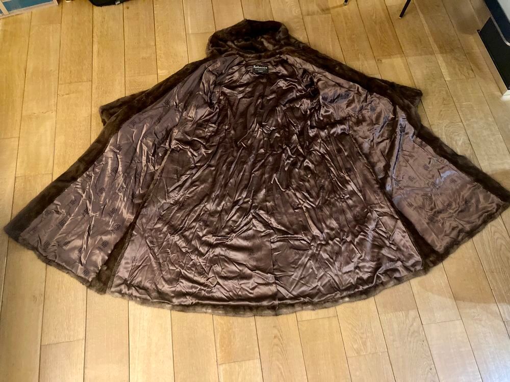 Tr&egrave;s ample manteau de fourrure en vison avec capuche Vêtements