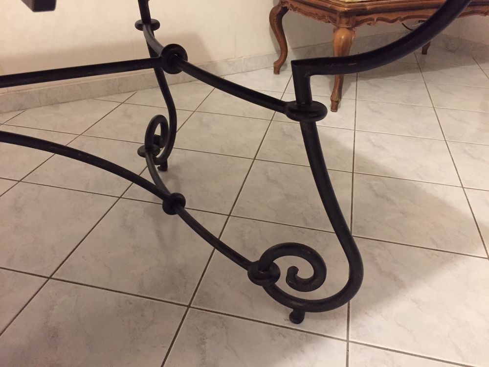 Table de salle &agrave; manger 
avec six chaises et coussins. Meubles