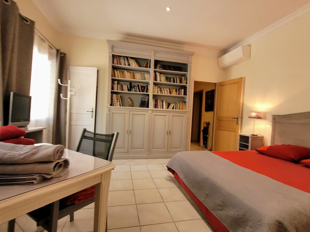   AVIGNON centre Appartement 8 couchages calme jardin Piscine  Vacances  / Offres de location 