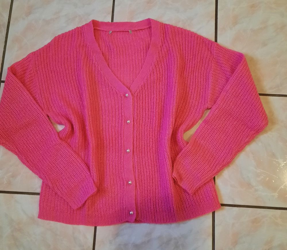 Beau gilet pull rose doux boutons perles T 38 - 40 - neuf Vêtements