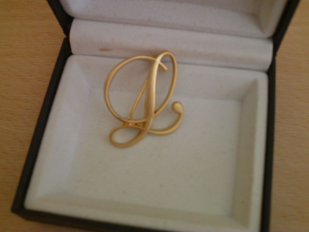  Forme L Belle broche neuve, N&deg; 805 Bijoux et montres