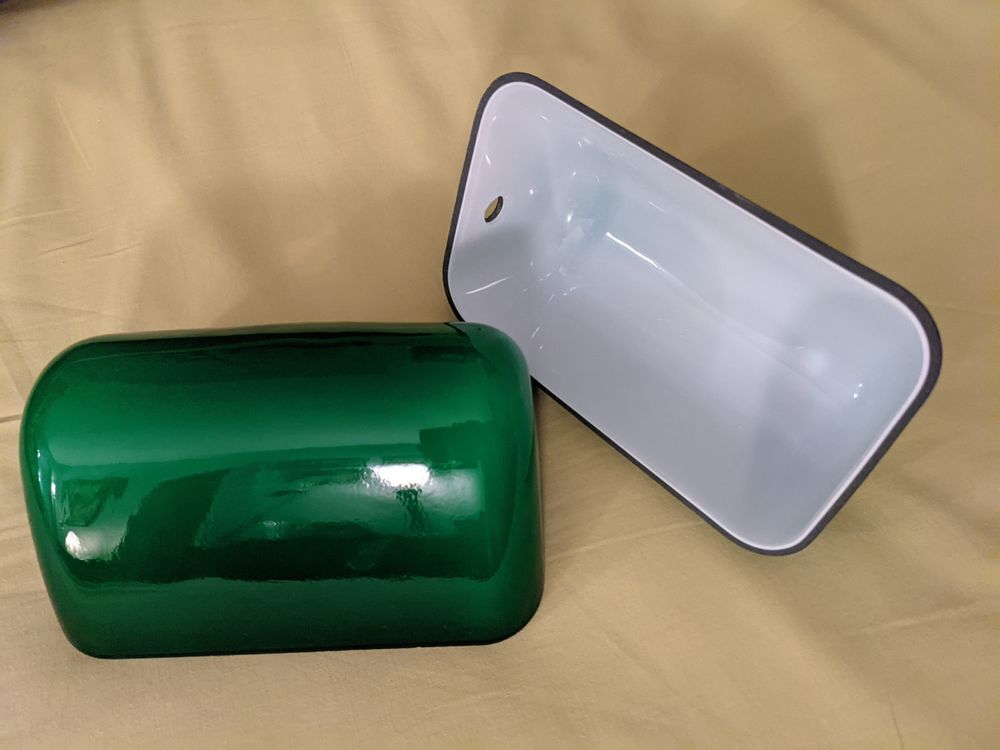1 Un PETIT abat-jour baignoire en opaline verte et blanche p Décoration