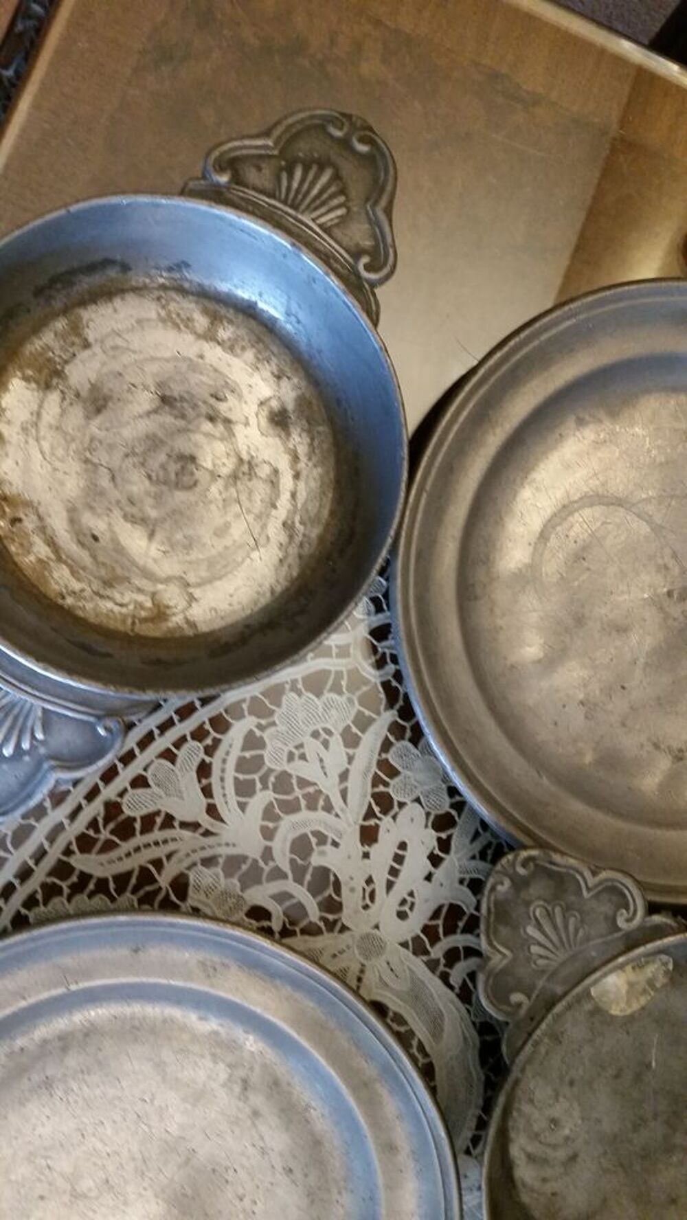 Ensemble assiettes et &eacute;cuelle en &eacute;tain ancien Décoration