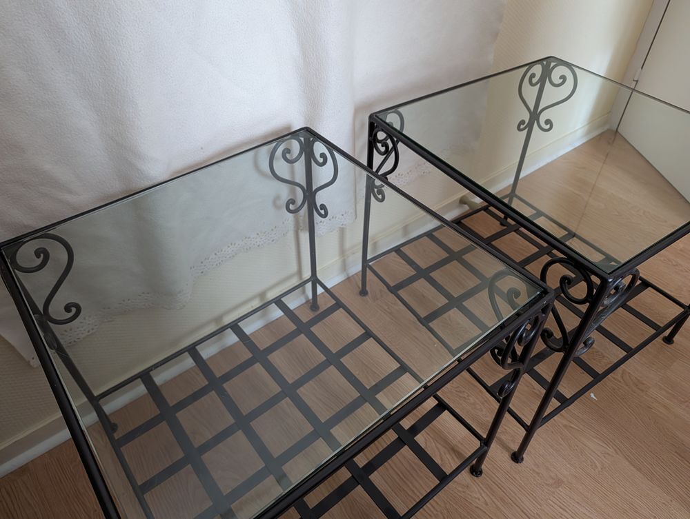  Lot 2 tables d'appoint/
chevet en fer forg&eacute; et verre. Meubles