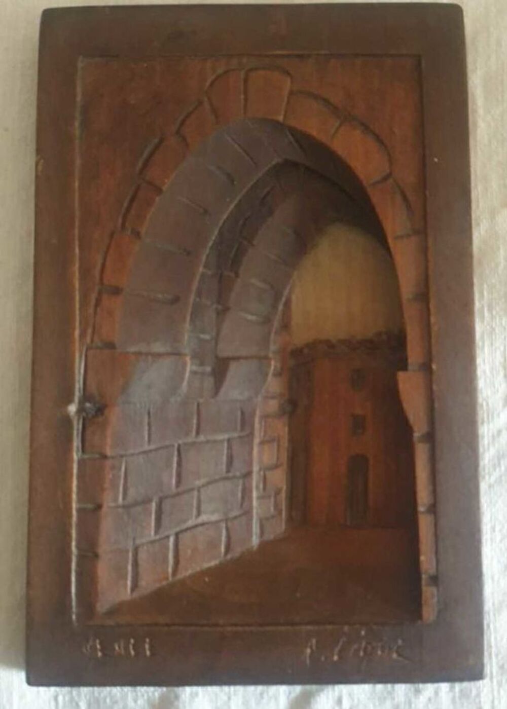 Tableau en bois en relief, porte de la ville de Vence, R LIQUE Décoration