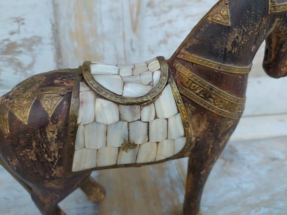 Cheval Oriental Bois Sculpt&eacute; Ornements Laiton et Nacre
Décoration