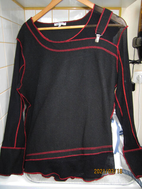 pull noir avec fantaisie rouge 10 Saint-Alban-de-Roche (38)