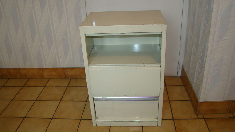 Meuble / classeur m&eacute;tallique &agrave; clapets vintage ann&eacute;es 1970 
Meubles