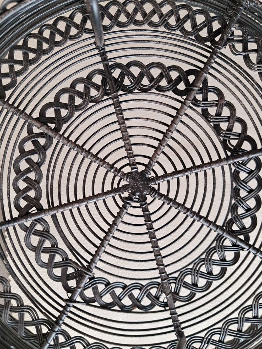 panier corbeille &agrave; fruit en fil de fer tress&eacute; noir 
Décoration