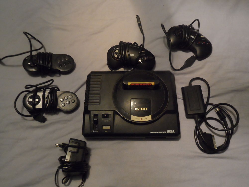Sega m&eacute;ga drive avec 4 manettes Consoles et jeux vidos