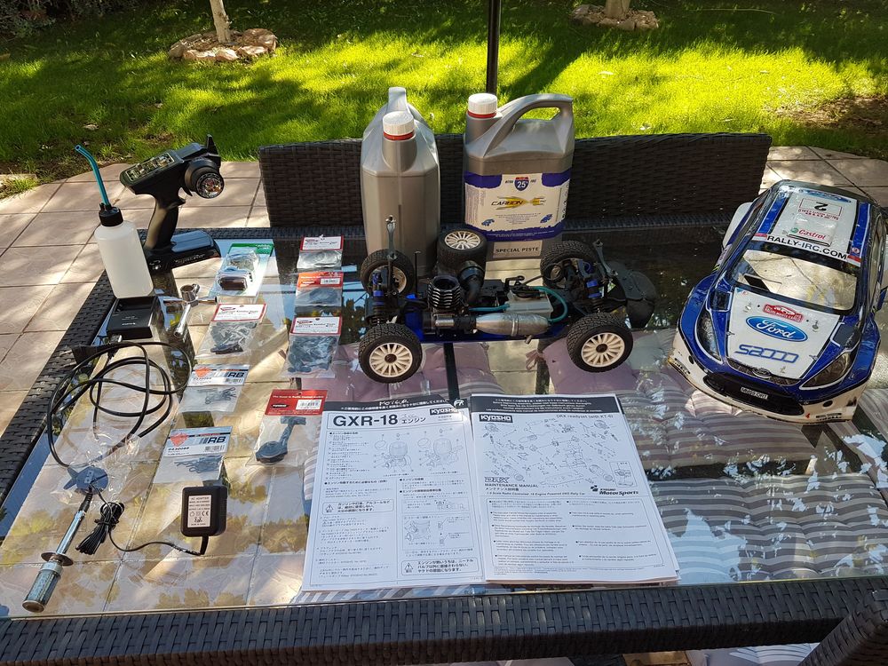 voiture RC thermique pr&ecirc;te &agrave; rouler +carburant &amp; accessoires Jeux / jouets