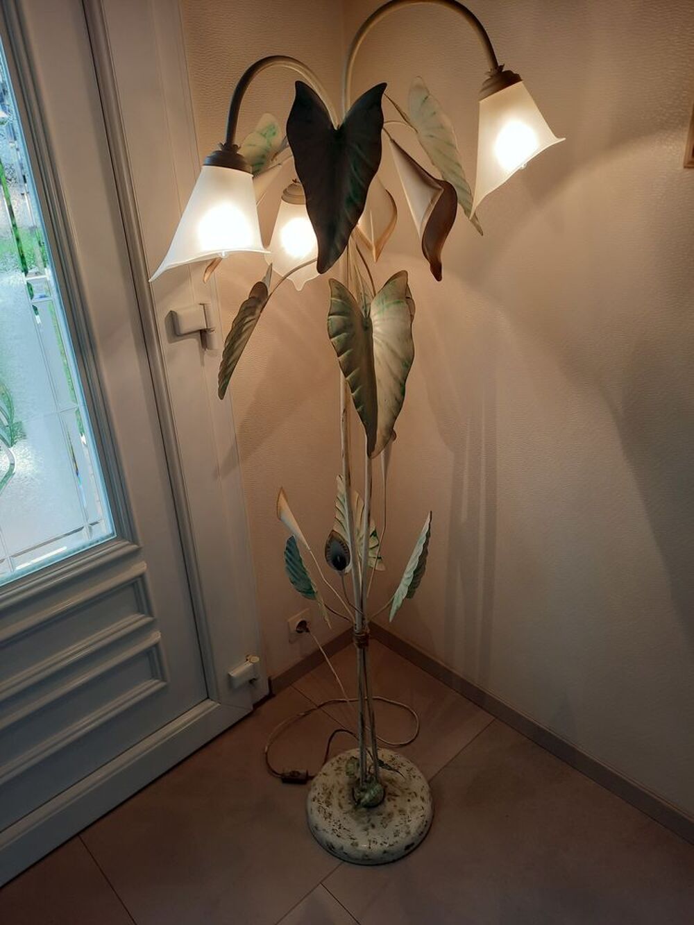 Lampadaire .
Meubles