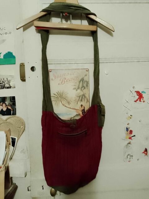 sac �  bandouli�re en tissu bordeaux/vert made in N�pal. 15 Carqueiranne (83)