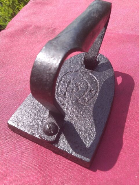 Ancien fer  repasser longueur 14 cm fer  cheval 5 N3 (24) 5 Avermes (03)