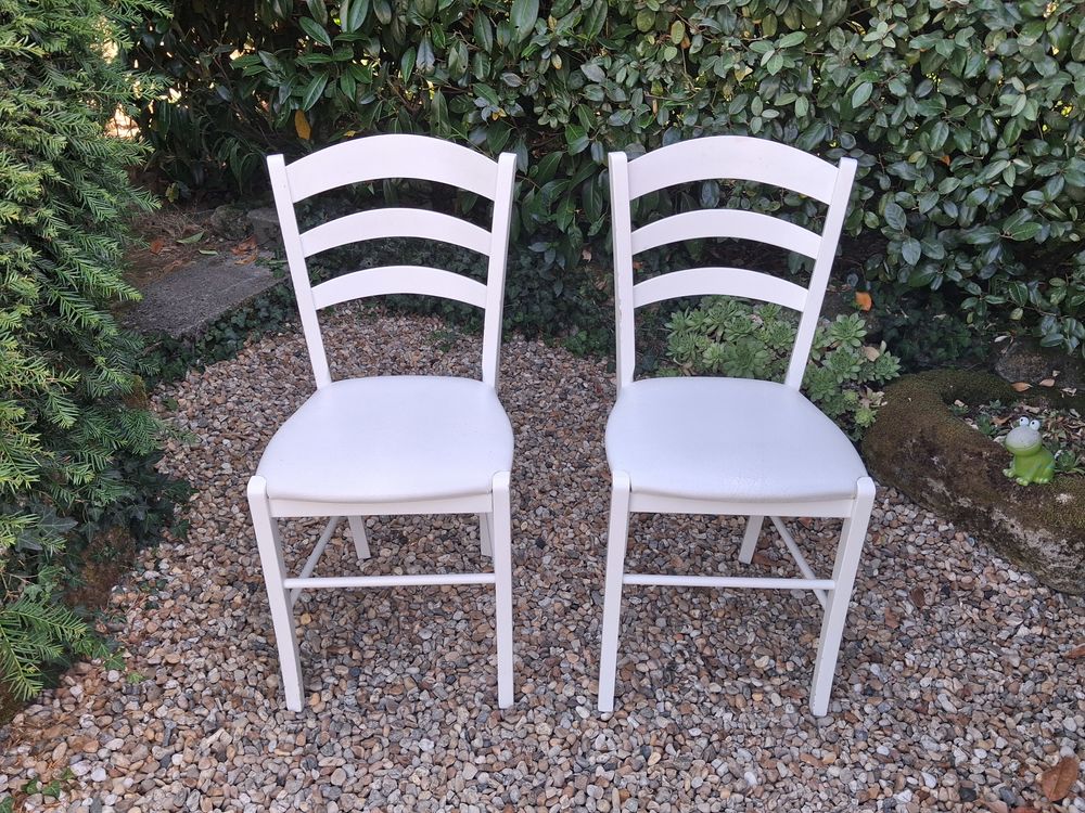 Paire de chaises en bois blanches au style bistrot Meubles