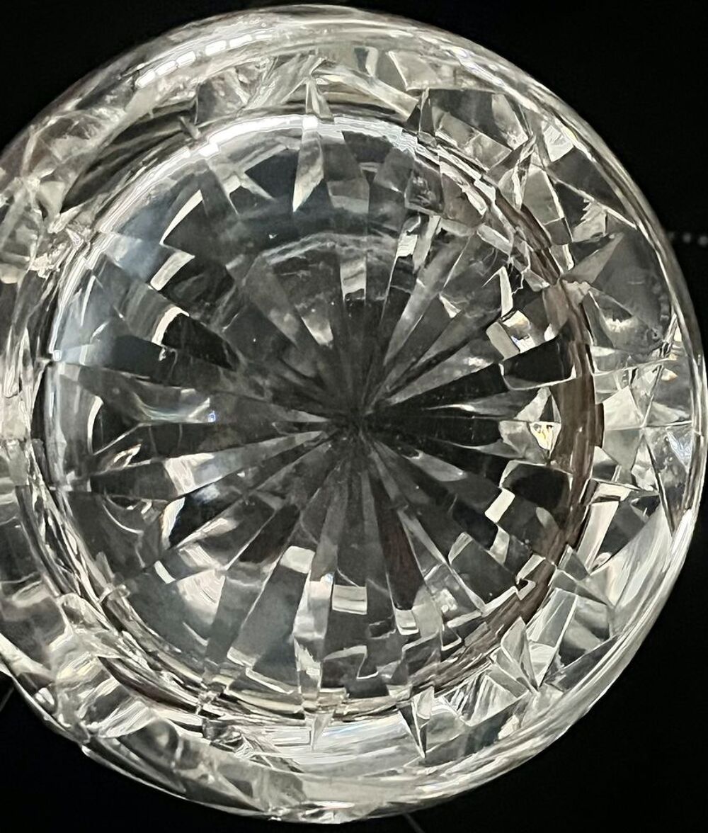 SAINT-LOUIS, Carafe en cristal taill&eacute; avec son bouchon 