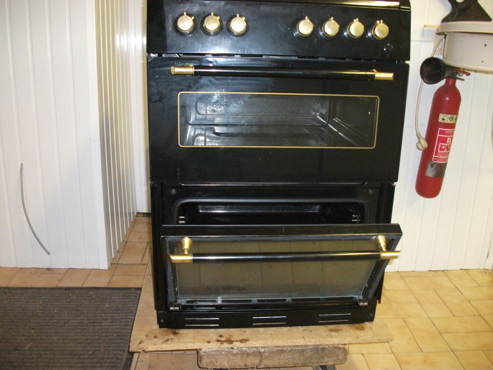 Gazini&egrave;re BEKO CDF 11163 DB
3 feux ,1plaque ,2 fours &eacute;lectri Electroménager
