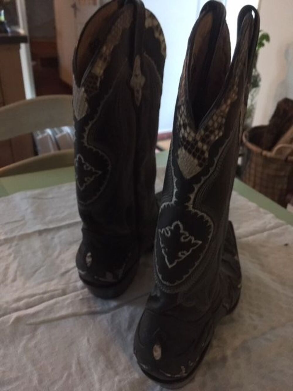 une paire de botte Santiag Chaussures