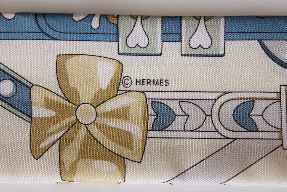 HERMES Twilly Harnais de c?ur
cr&egrave;me, bleu jeans, vert amande Vêtements