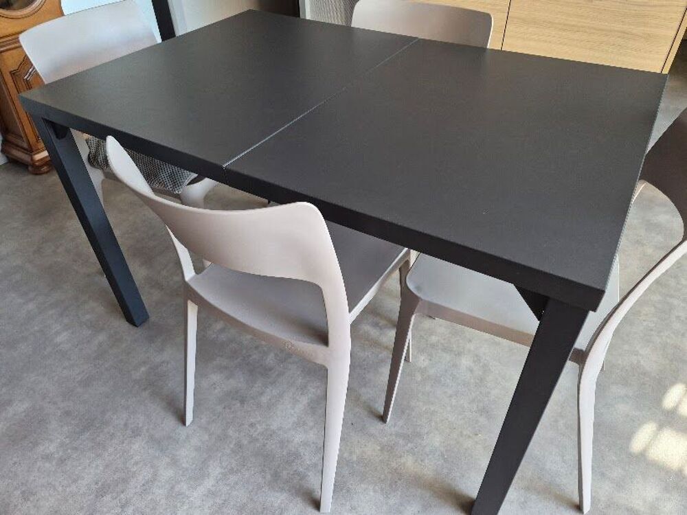 Table salle &agrave; manger. Meubles