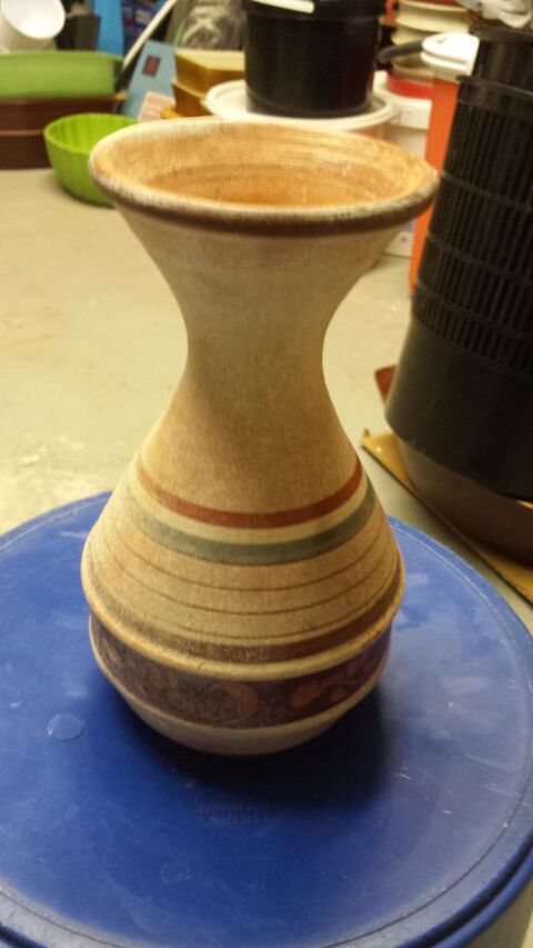 tr�s jolie vase � rayures horizontales sur fond ocre jaune 0 M�rignies (59)